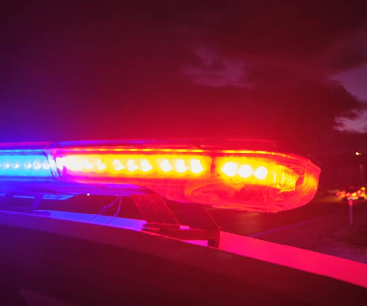 Balean a joven en el patio de su casa