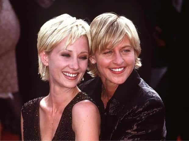 En 1997, Anne Heche comenzó su relación con la comediante y conductora, Ellen Degeneres; la pareja duró tres años, pero sus nombres siguen ligados al día de hoy debido a que fueron una de las primeras parejas homosexuales en la industria del cine estadounidense