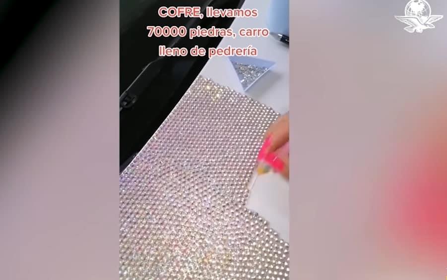 Mujer adorna todo el cofre de su BMW con pedrería de lujo