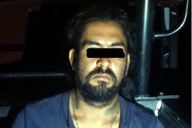 Caen tres hombres con pistolas, cargadores y cartuchos