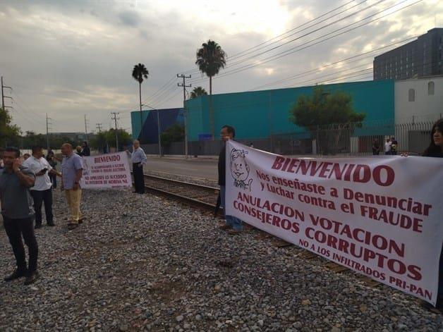 Exigen morenistas con protesta anular proceso de su partido