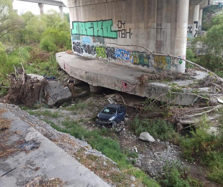 Menor cae con todo y auto al lecho del Río Santa Catarina