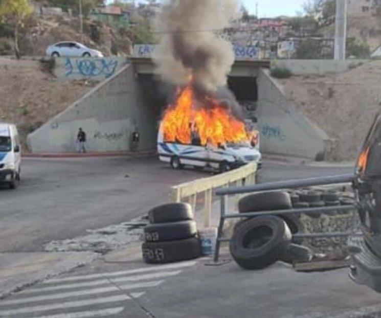 Queman más vehículos en BC; gente responde con solidaridad