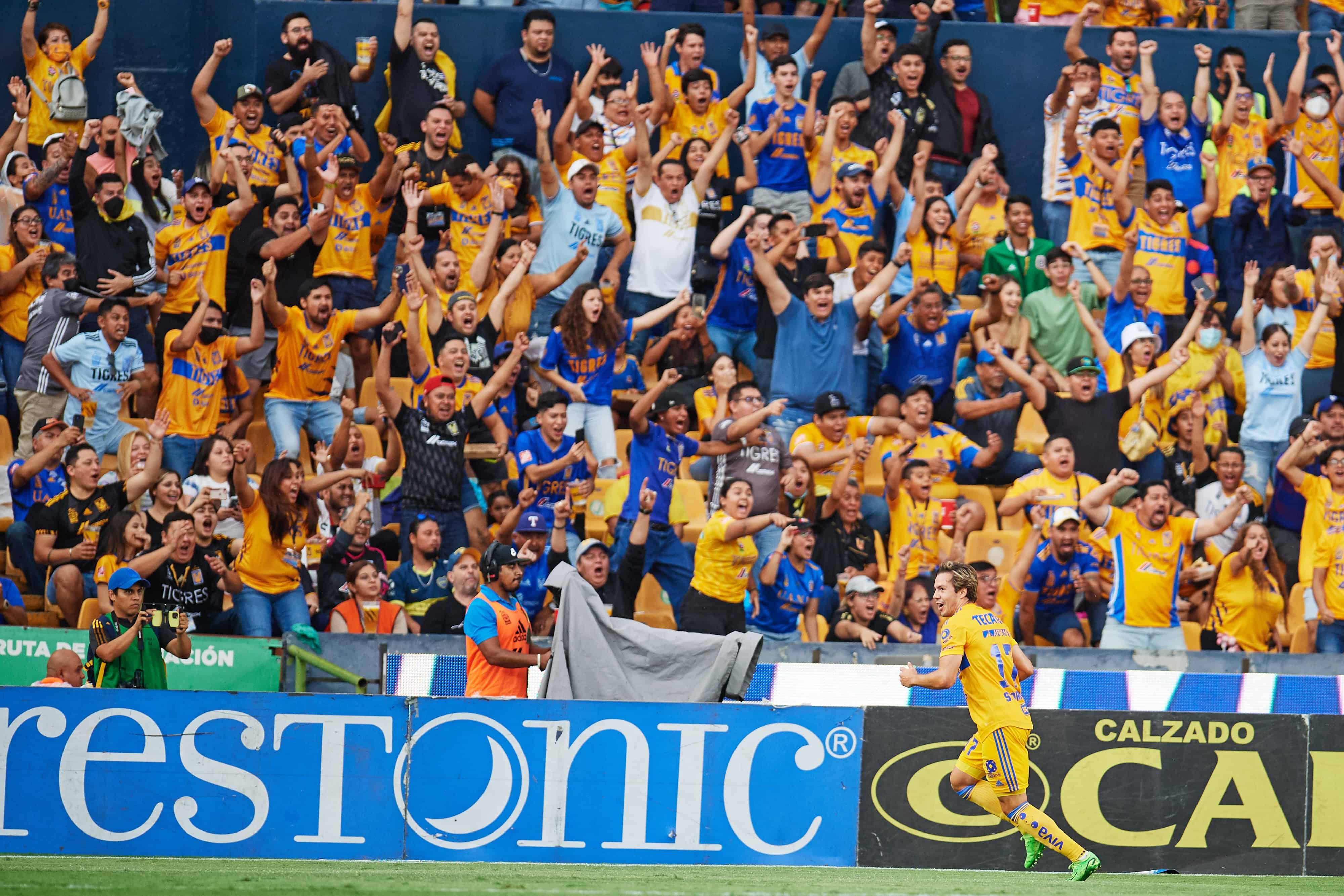 Sebastián Córdova hace el 1-0.