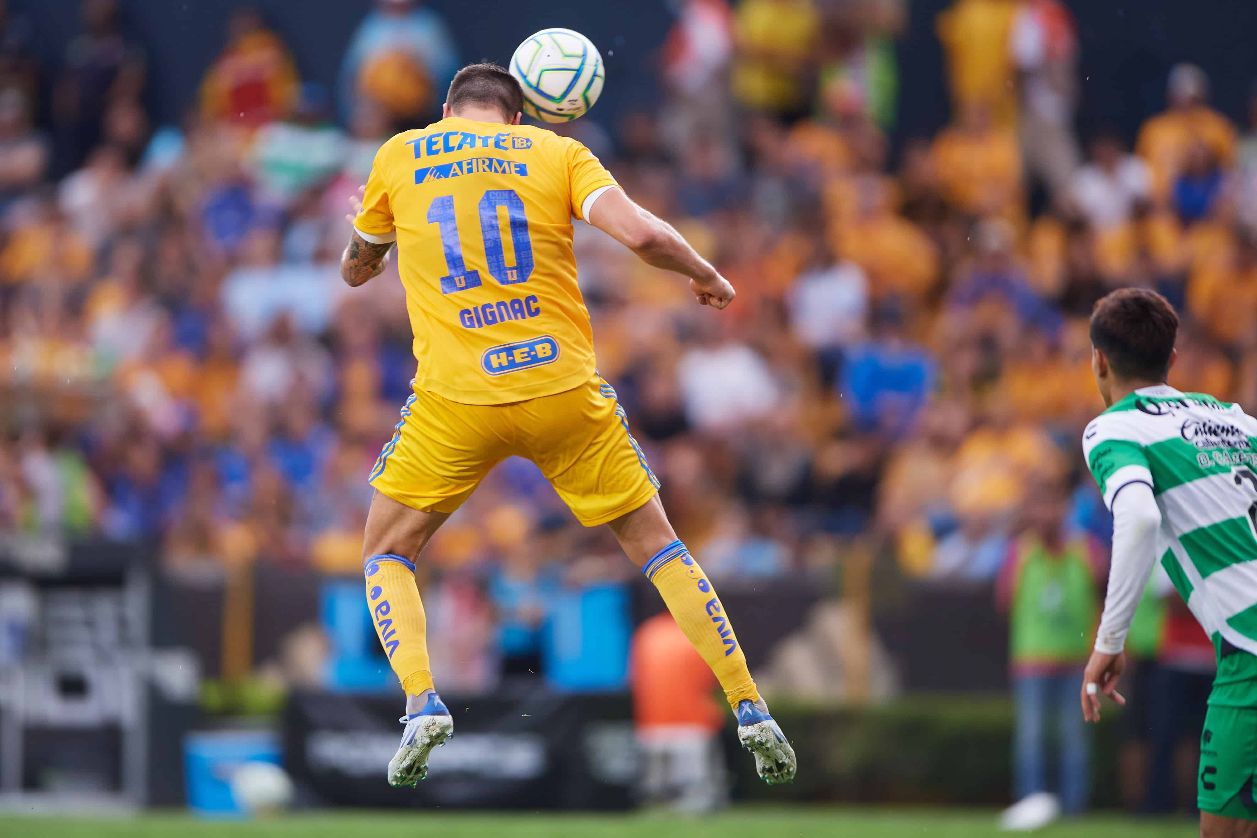 André Pierre Gignac rematando de cabeza.