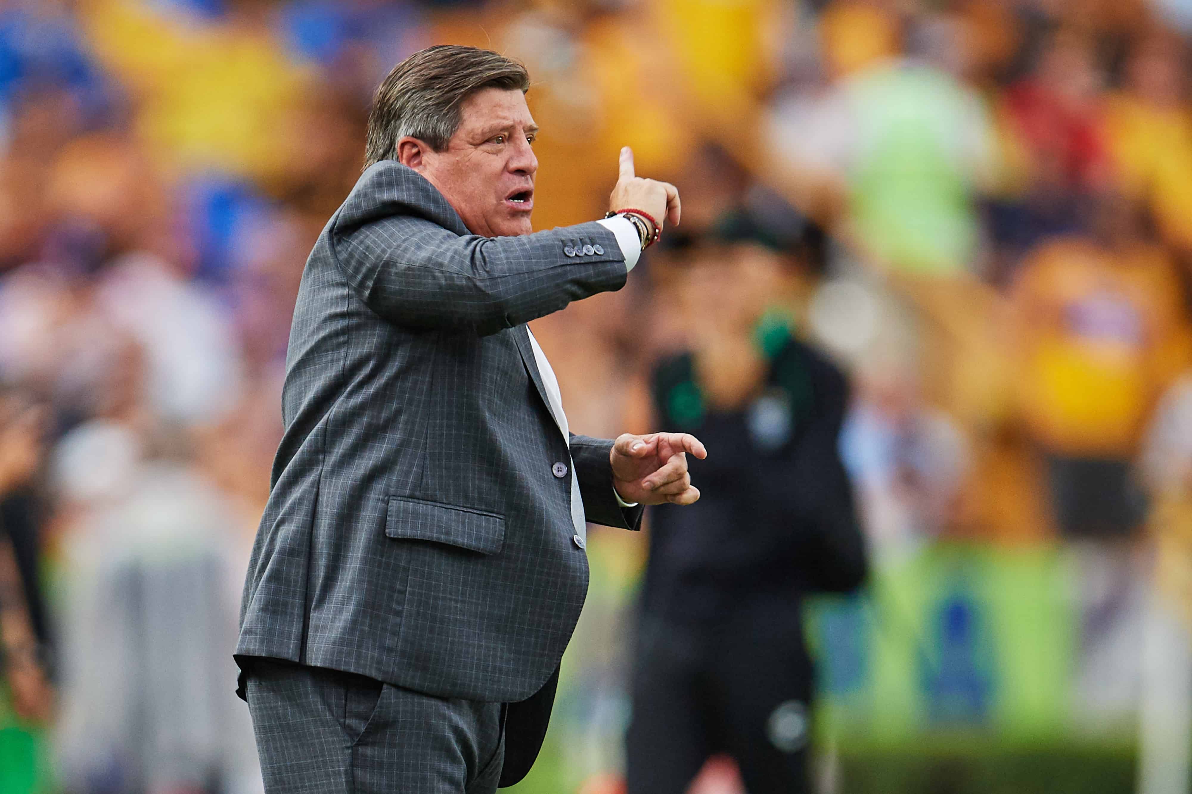 Miguel Herrera dando indicaciones a su equipo.