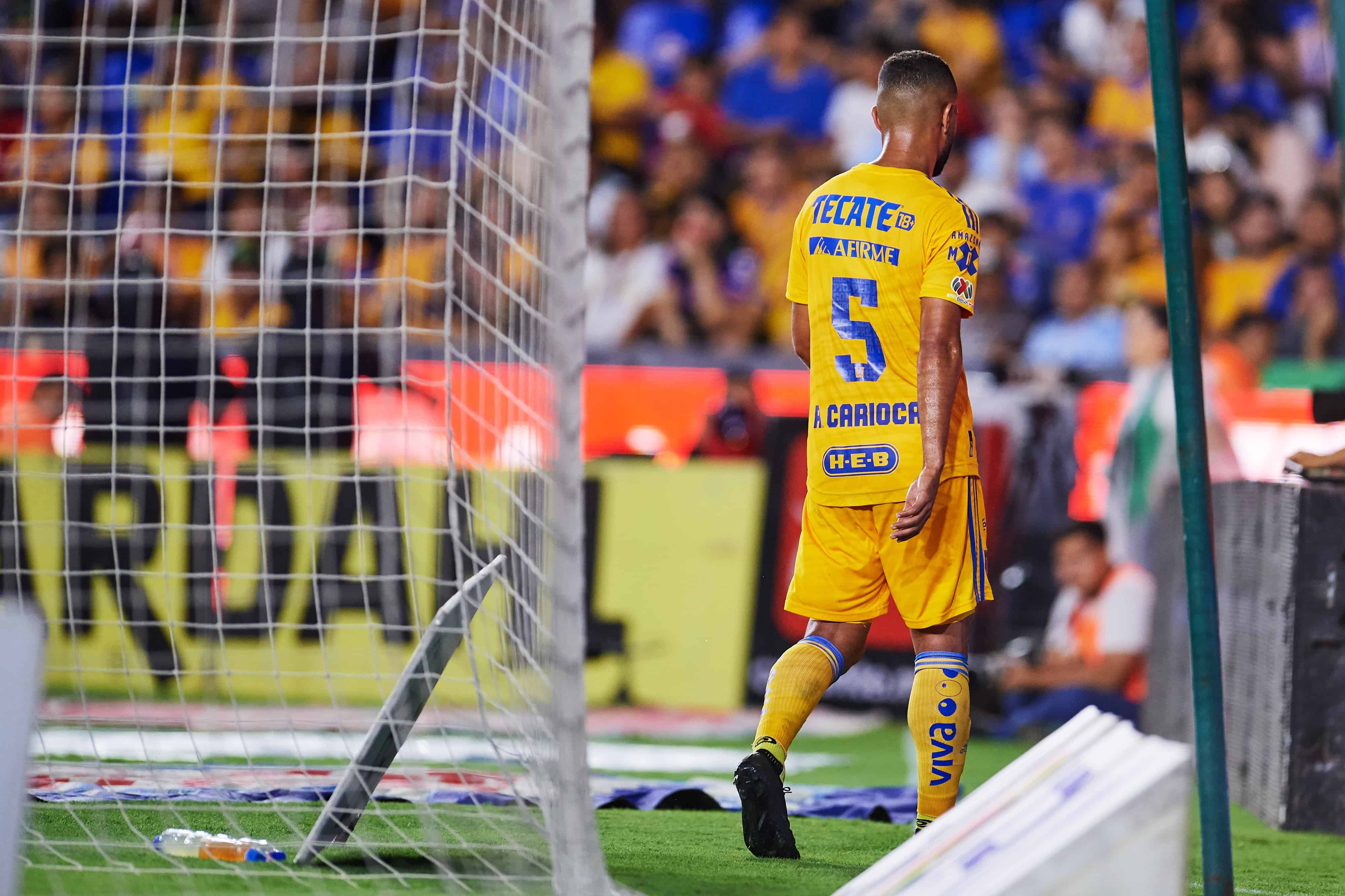 Rafael Carioca se va expulsado por doble amonestación.