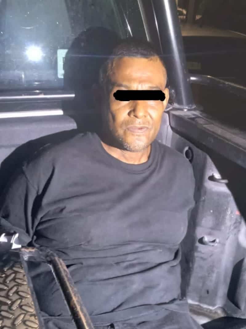 Detienen a tres hombres a quienes les hallaron dos armas de fuego, cargadores y cartuchos hábiles