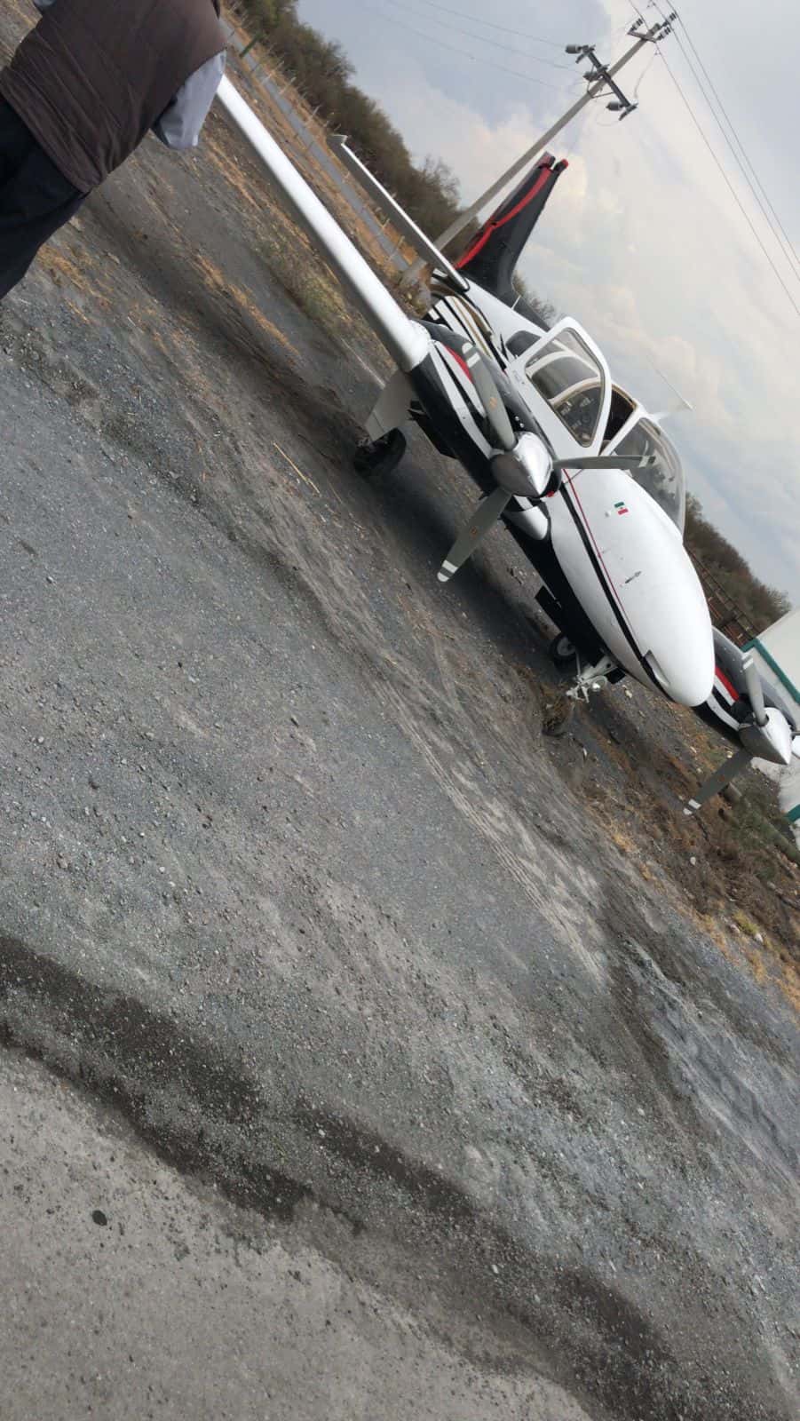 Una falla en el motor de una avioneta provocó que aterrizara de emergencia en una carretera, en Cerralvo