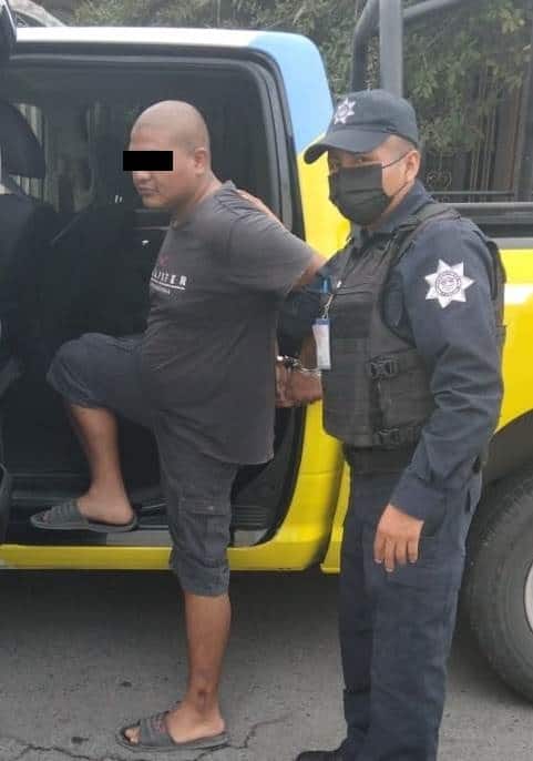 Sorprendidos robando cable eléctrico de un negocio para después subirlo a un vehículo tipo eco taxi