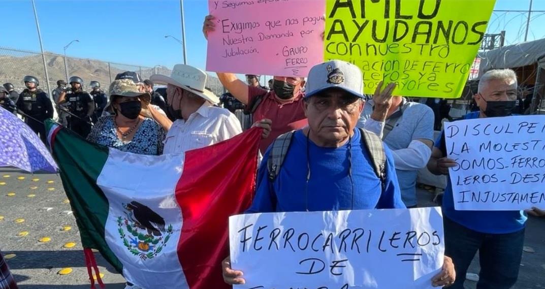 Bloquean ex ferrocarrileros Puente Internacional en CJ