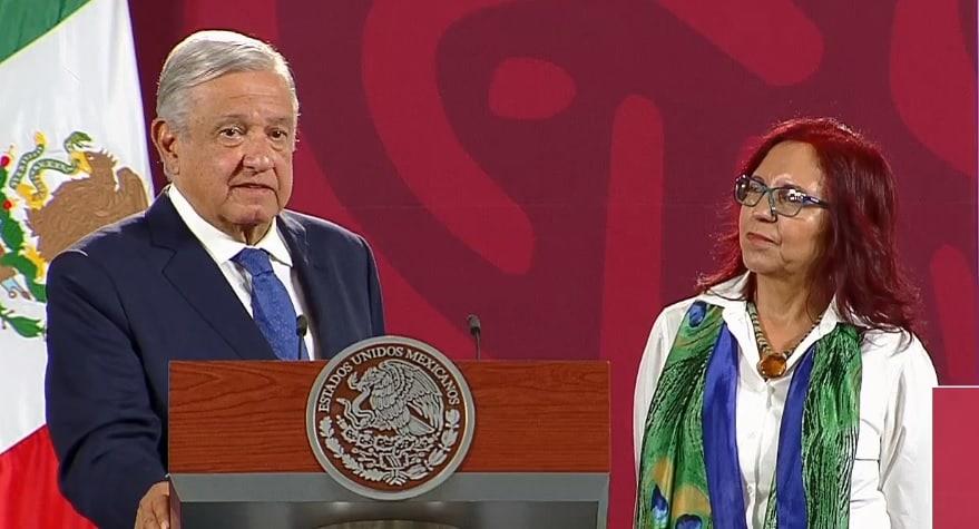 Maestra de gis y pizarrón, ella es Leticia Ramírez