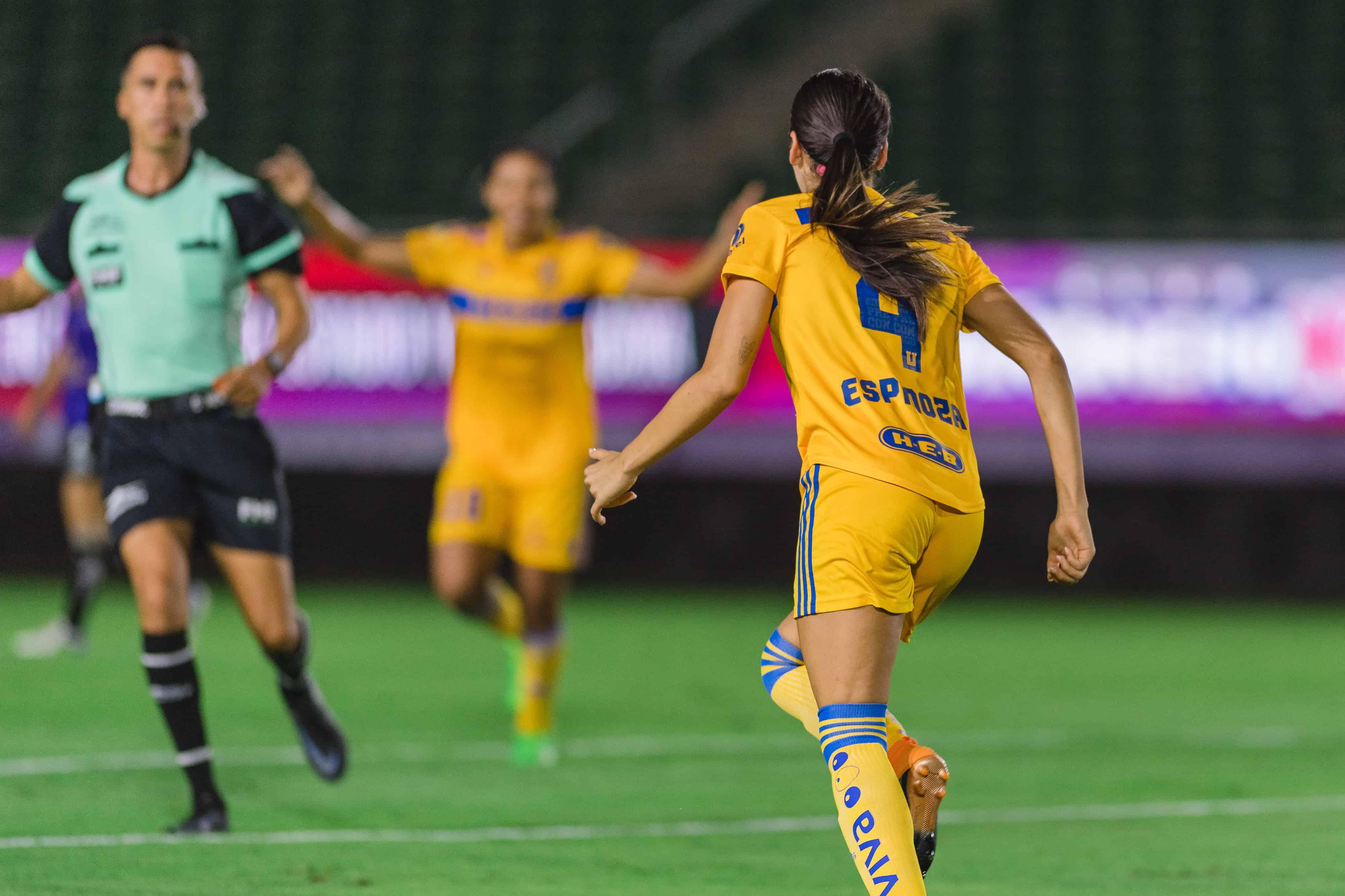 Greta Espinoza colabora en el encuentro con un gol.