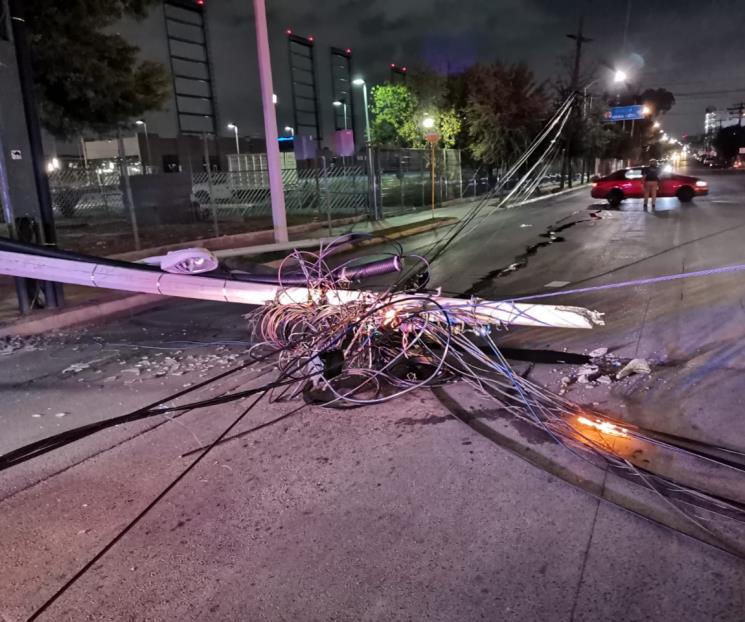 Derriba tráiler poste de luz
