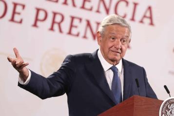 AMLO defiende llegada de médicos cubanos a México
