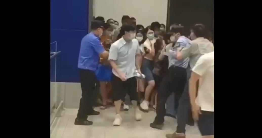 Salen huyendo de tienda en Shanghái por confinamiento Covid