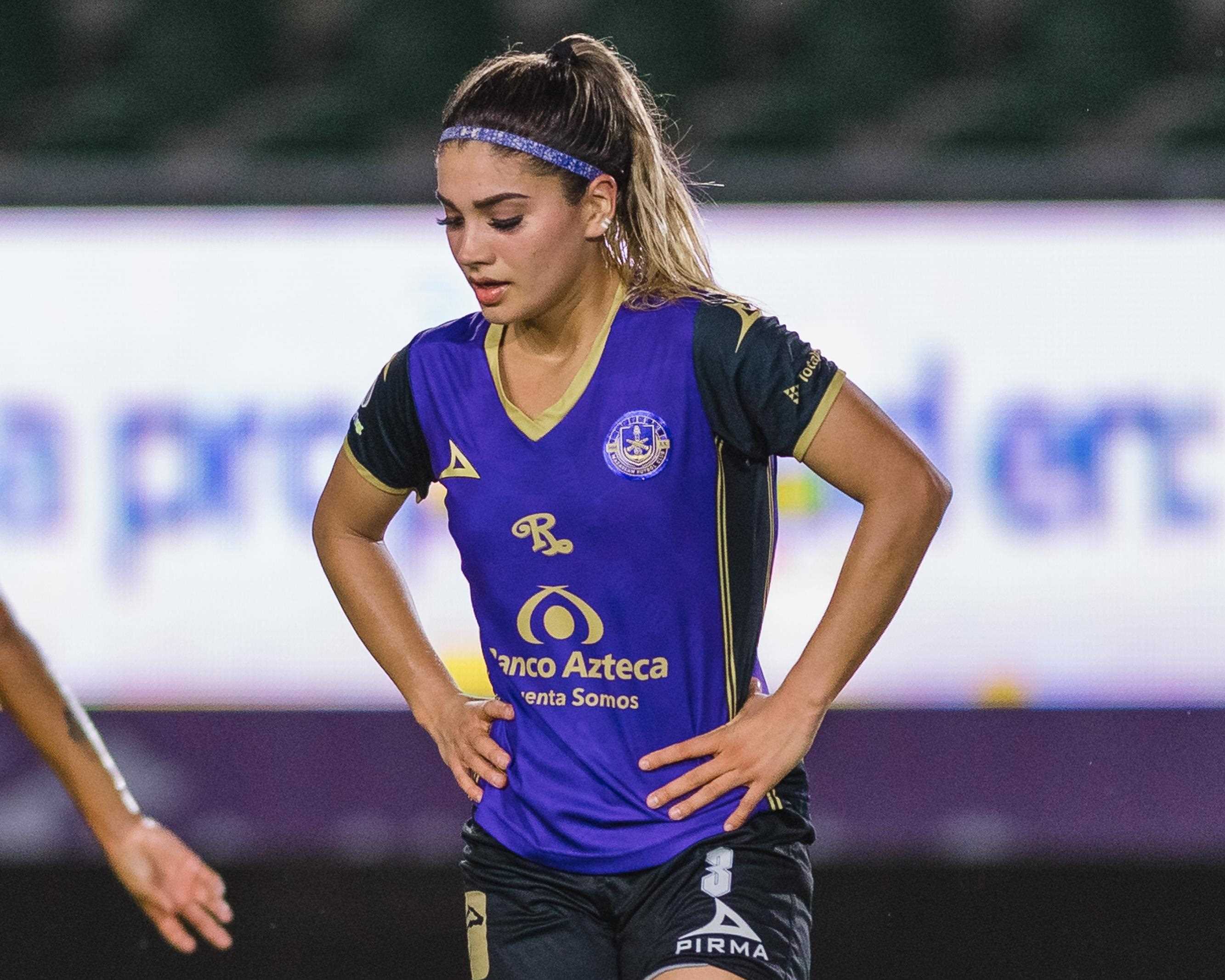 Alejandra Escobedo comete autogol.