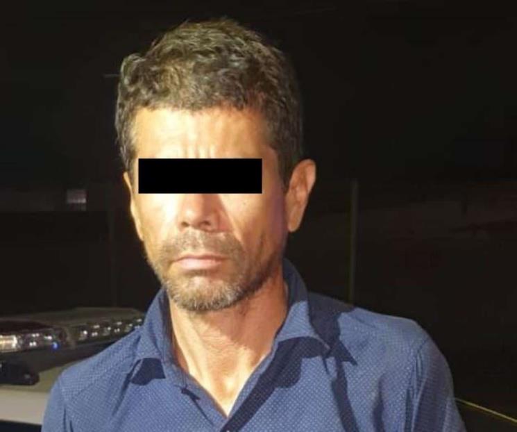 Agrede a policías con motosierra, lo detienen