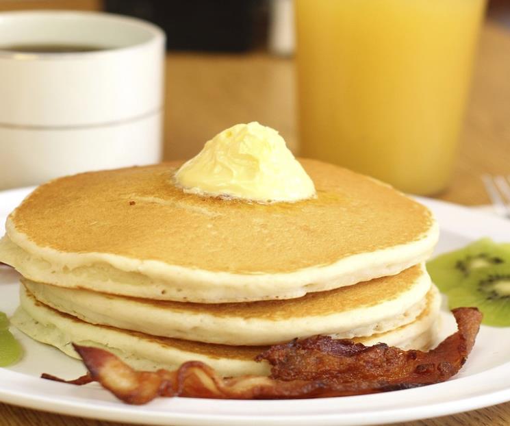 Prepara hotcakes sin huevo, fáciles y deliciosos