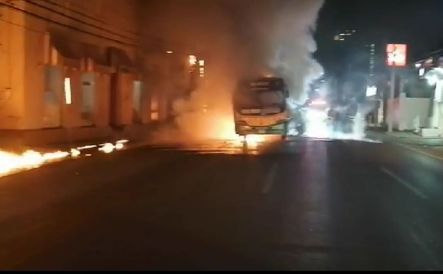 El incendio de un transporte urbano de la Ruta 128, en el que iban al menos 15 pasajeros, movilizó ayer a las autoridades