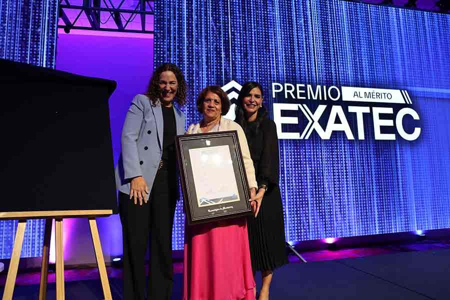 Tec GDL da premio a egresada Gemma Garciarce