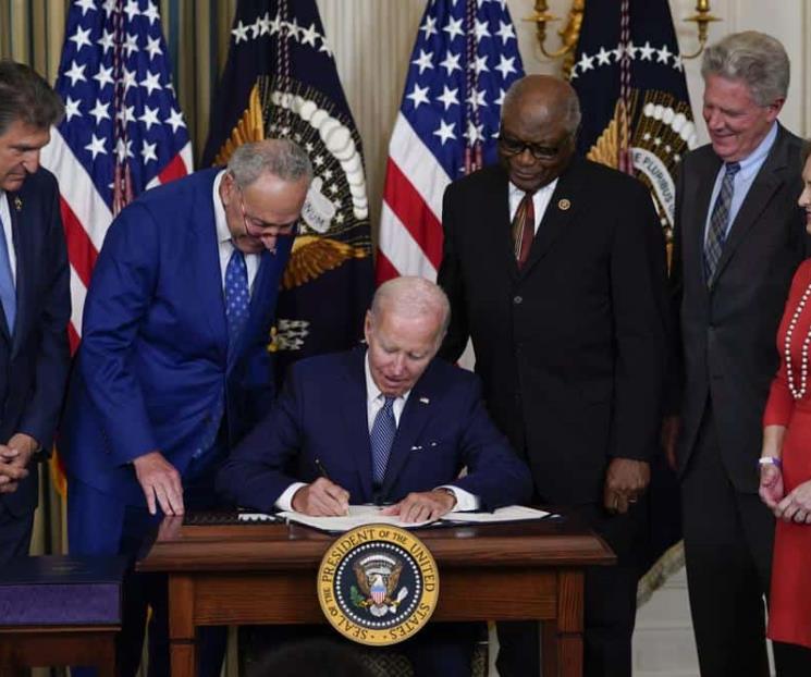 Promulga Biden Ley del clima y atención médica por 700 mmdd