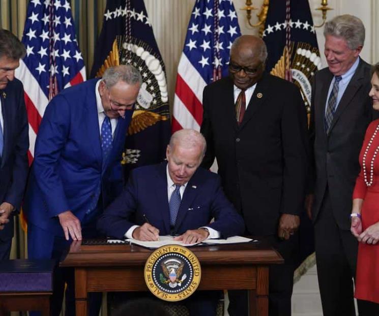 Promulga Biden Ley sobre el clima y atención médica