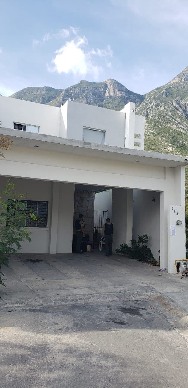 Luego de la detención de tres presuntos integrantes de la delincuencia organizada, autoridades realizan un cateo en un domicilio, en Santa Catarina