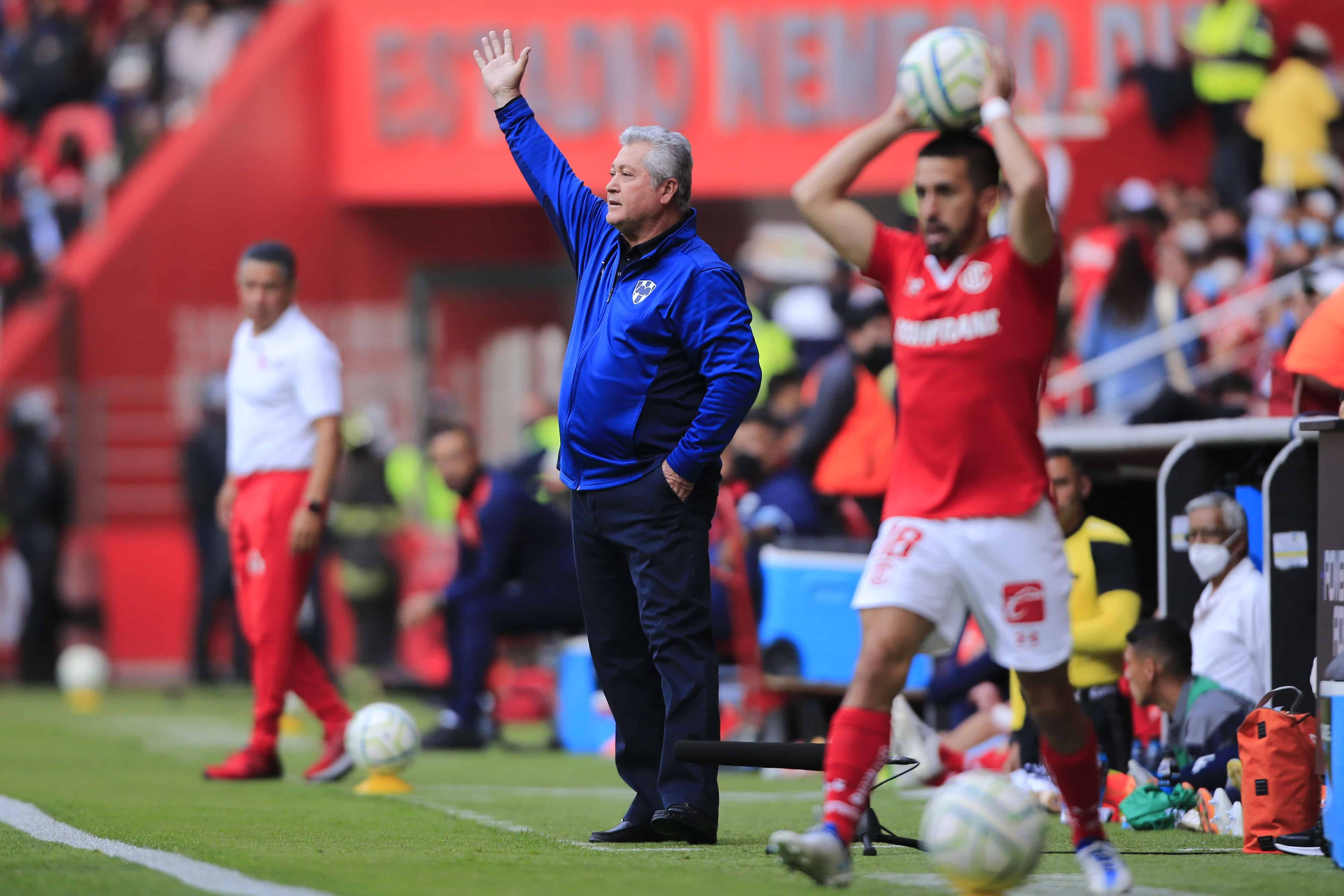 Víctor Manuel Vucetich dando indicaciones a su equipo.