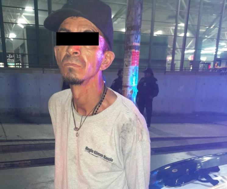 Roba pertenencias a persona, lo detienen