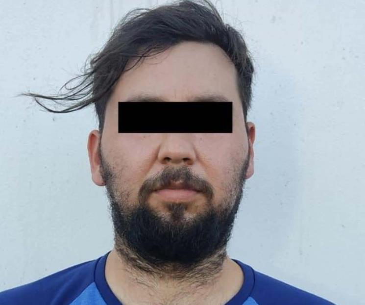 Se pasa retén de FC; lo sorprenden con arma y dólares