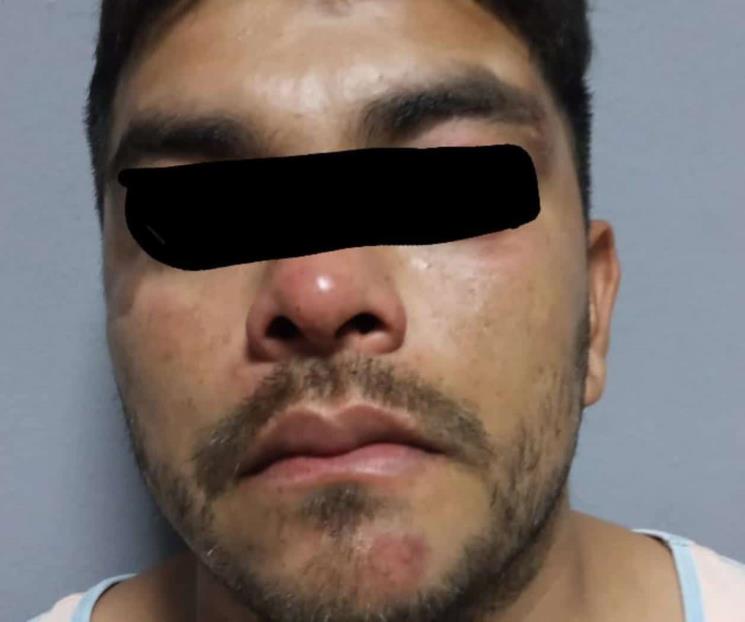 Hombre es detenido por agredir junto con vecinos a policía