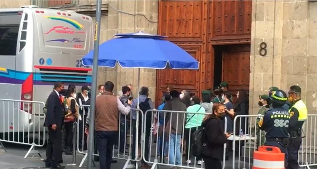 AMLO se reúne con familiares de los 43 normalistas