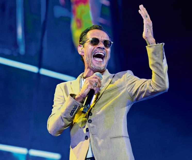Marc Anthony recibe botellazo en pleno concierto