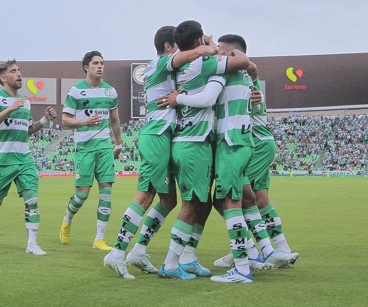Remonta Santos a León