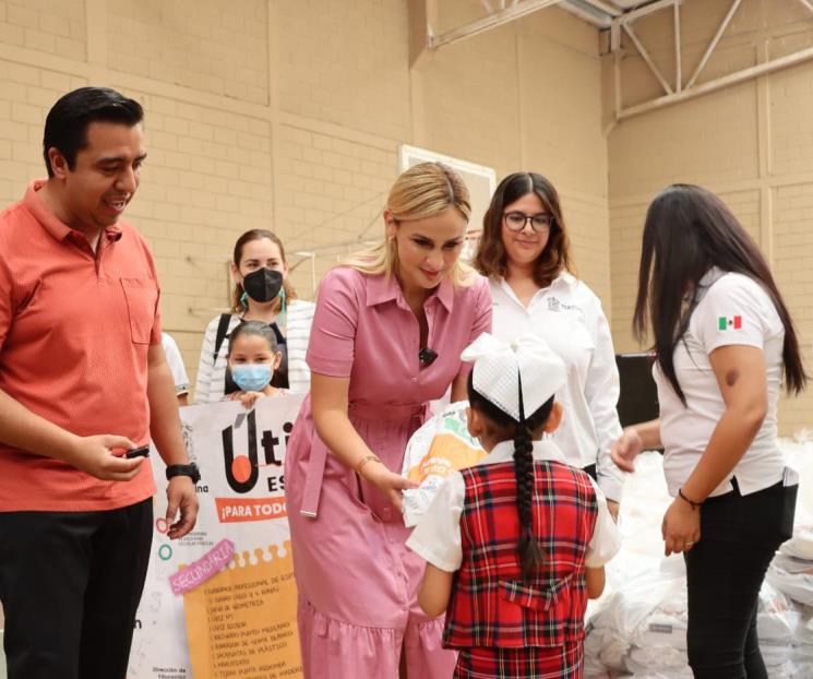 Entrega Jesús Nava más útiles escolares a estudiantes de SC
