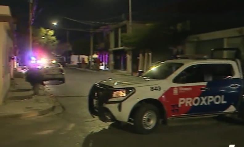 Encuentran cadáver en auto que abandonaron tras persecución