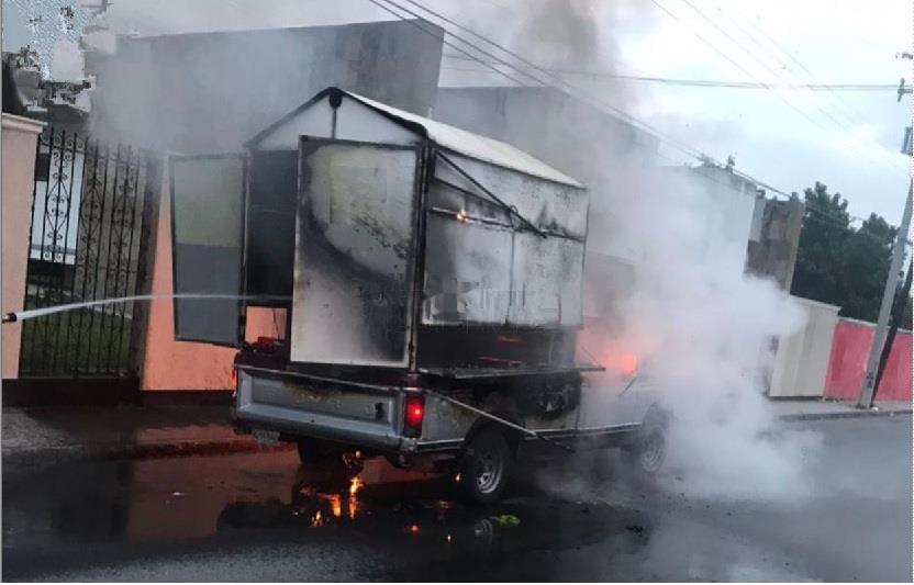 Se incendia puesto de tacos rodante
