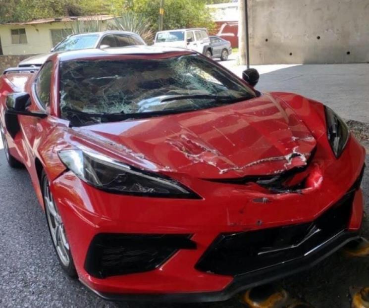 Vuelca camión y carga cae sobre auto de 3 mdp
