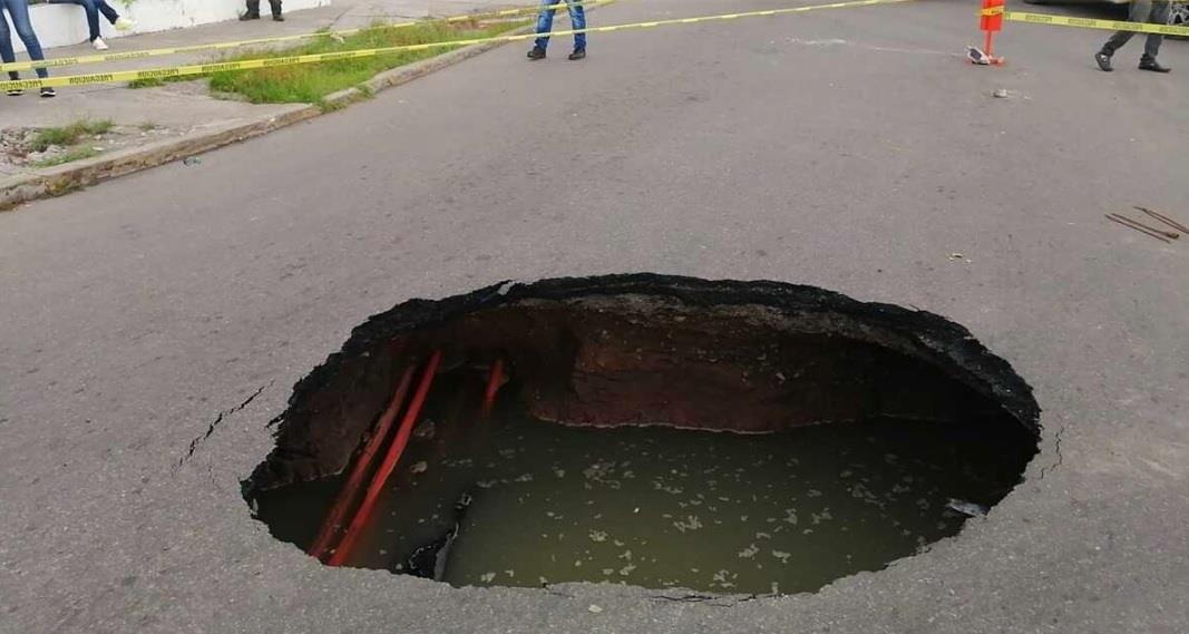 Lluvias forman enorme socavón en Culiacán
