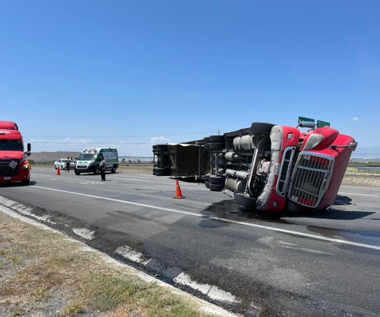 Vuelca tráiler en Ciénega de Flores