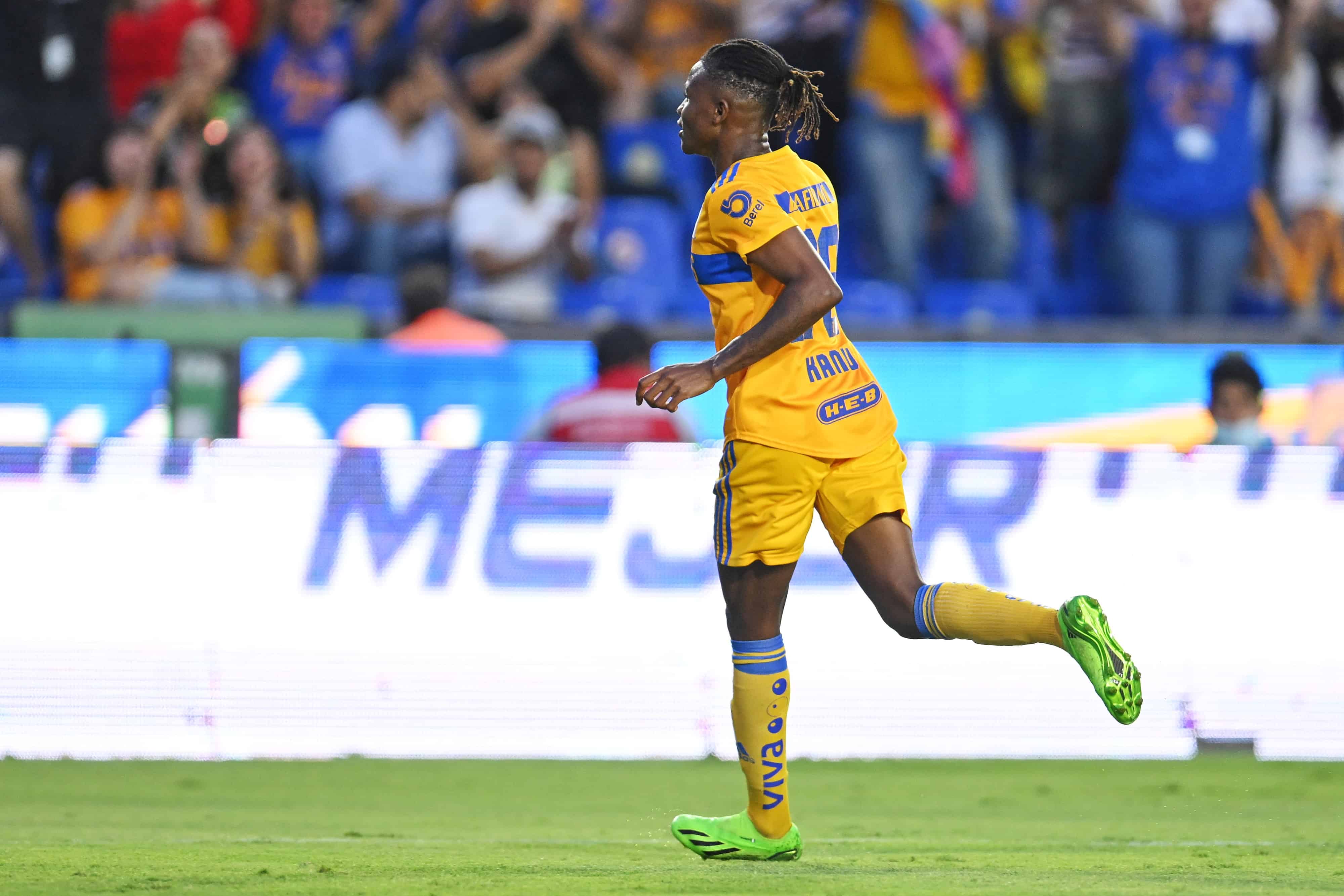 Uchenna Kanu hace el 1-0.
