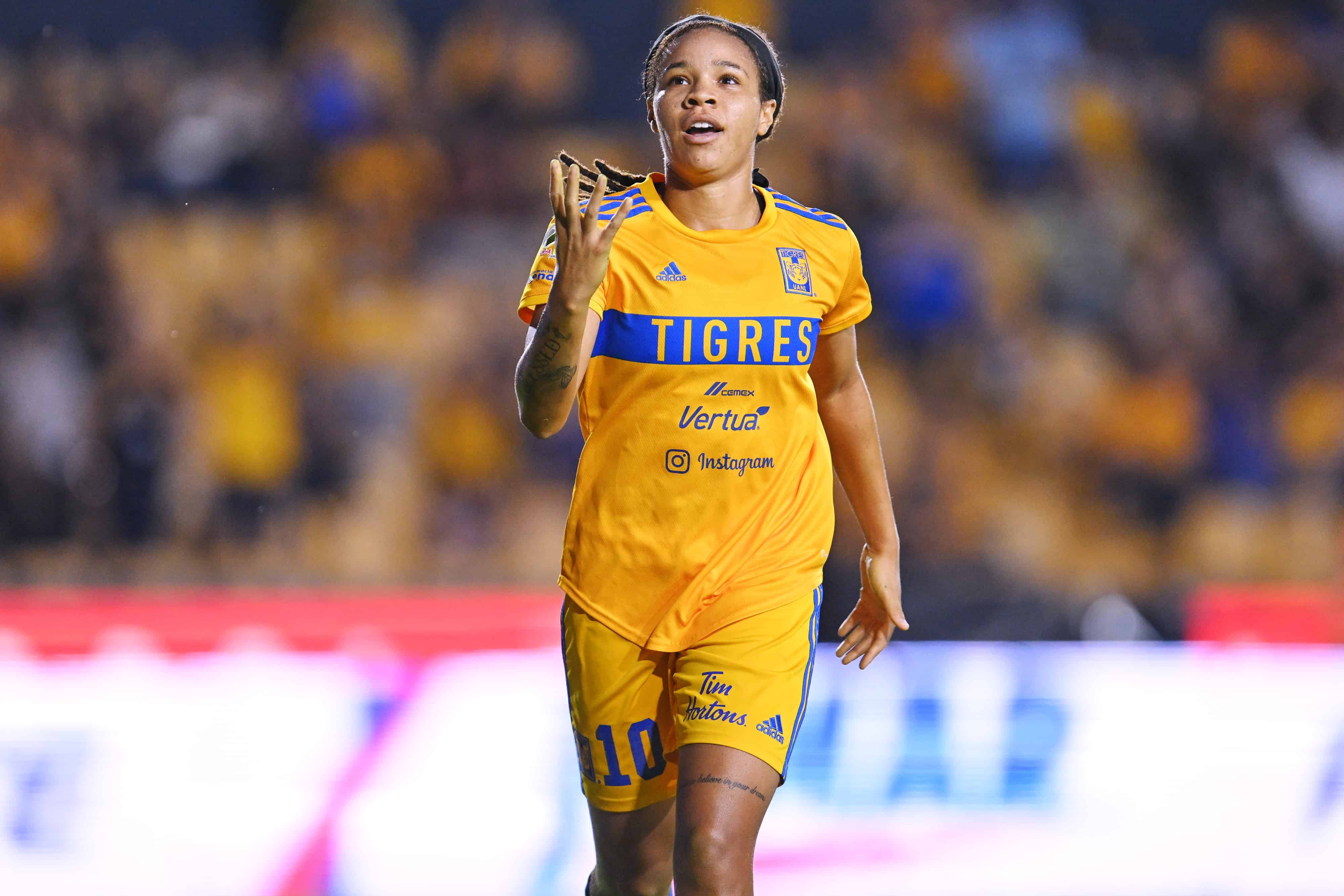 Mía Fishel hace el 2-0.