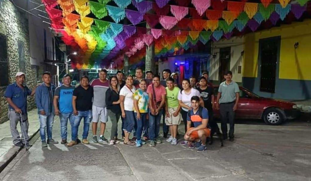 Artesanos adornan con bordados de colores Xilitla