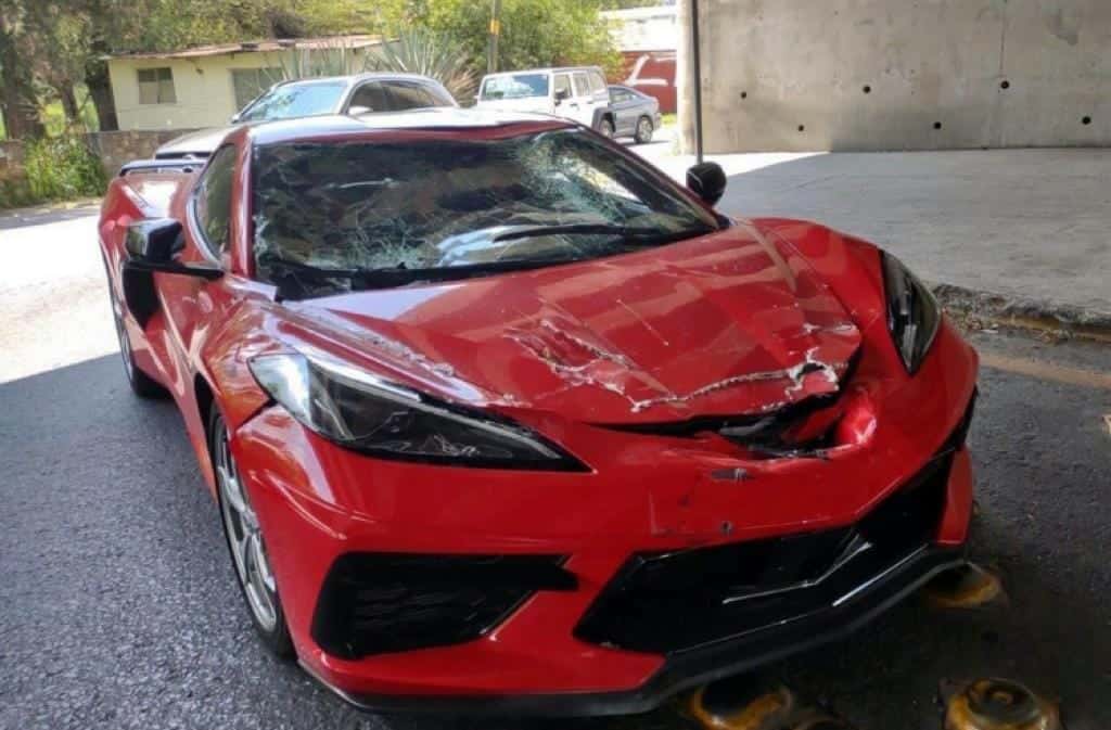 Un automóvil deportivo valuado en casi tres millones de pesos, terminó totalmente destruido, al caerle encima la carga de un camión de siete y media toneladas que se volcó a la altura del Uro