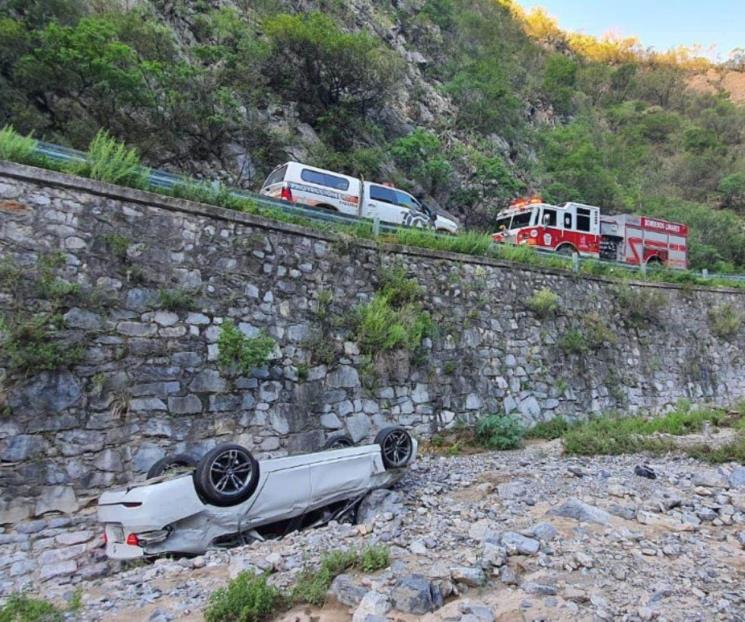 Cae auto a barranco, hay dos lesionados