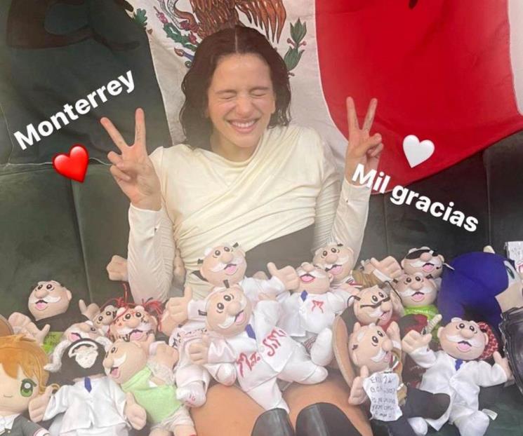 Le llueven peluches de Dr. Simi a Rosalía en Monterrey Le llueven peluches de Dr. Simi a Rosalía en Monterrey