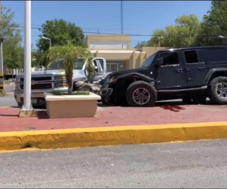 Choque entre camionetas deja dos personas lesionadas
