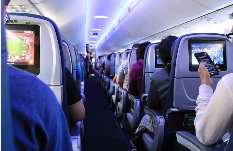 Razones por las que podrían bajarte de un avión