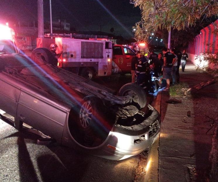 Vuelca auto y menor resulta lesionada